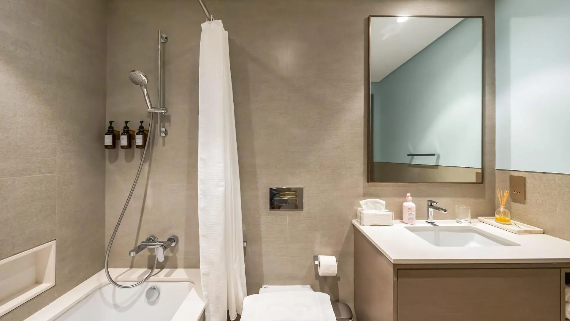 Grande Signature,1 Bdr, 4 Guests, Burj Khalifa Infinity Pool, Dubai Mall United Arab Emirates
